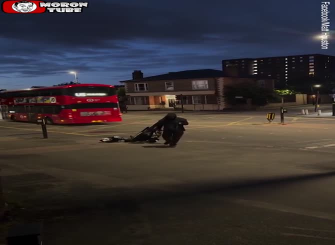 Video :Three demonstrators use chainsaws to demolish three cameras in a low-emission area